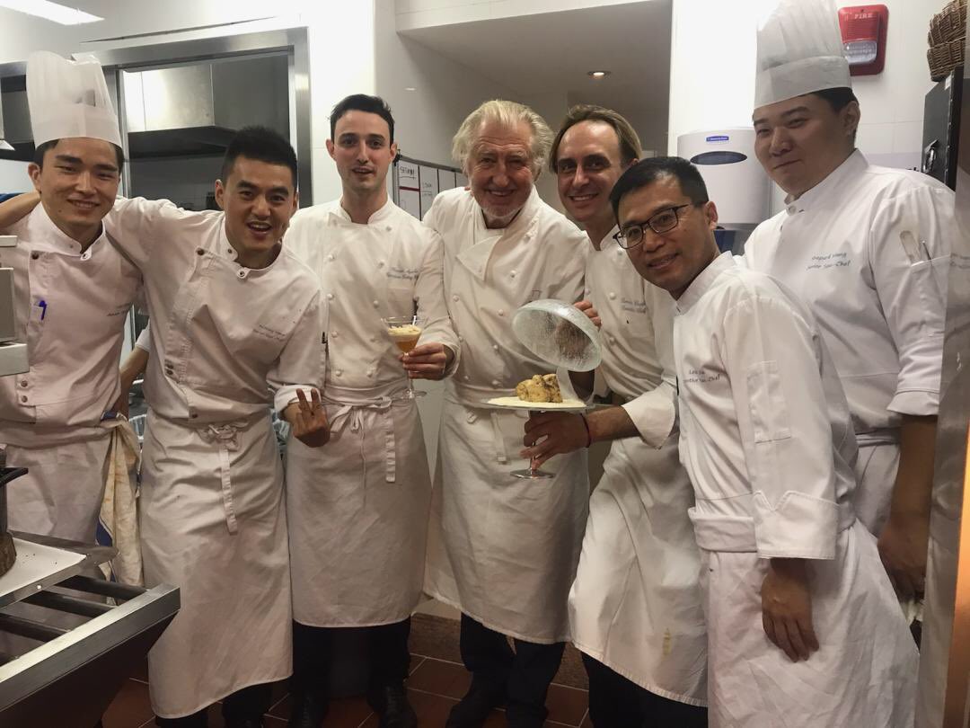 La truffe blanche à l'honneur au restaurant´Le Comptoir de Pierre Gagnaire’ au <a href="/CapellaShanghai/">Capella Shanghai</a> à #shanghai #truffeblanche #cuisine #team