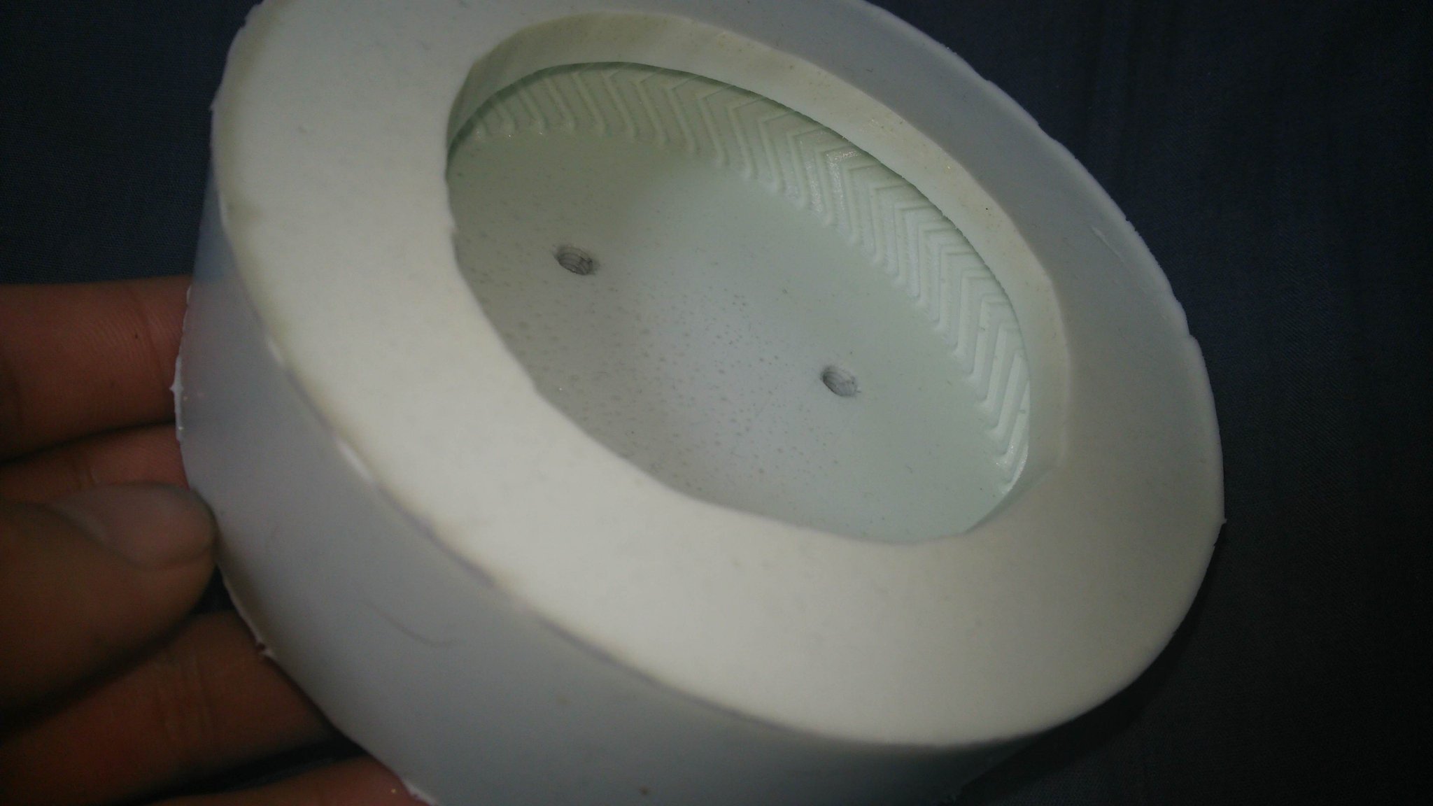 麦茶の逸般人工作室 ウレタンゴムの自作ホイールたちは こんな感じのシリコンゴム製型にゴムを流すことで作ってます 柔らかい シリコンゴムを使うことで 勾配など面倒なことを考える必要がありません T Co Swxwsnezkb Twitter