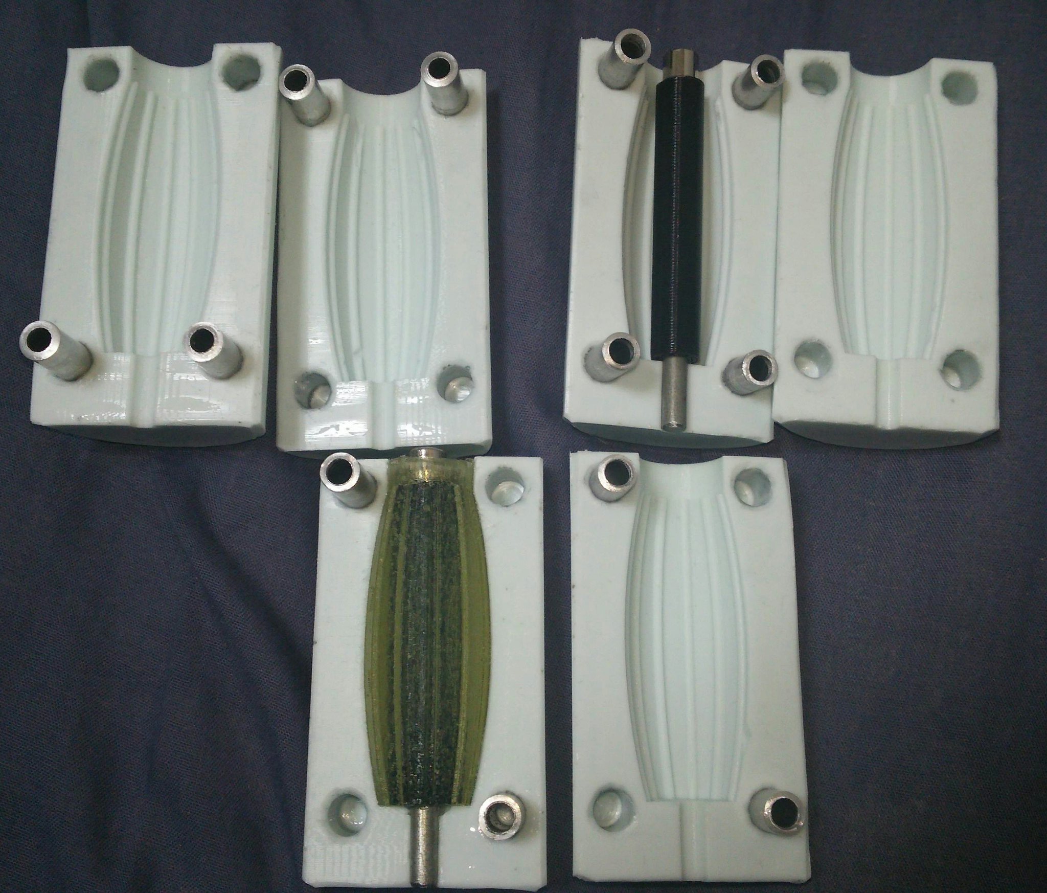 Twitter 上的 麦茶の逸般人工作室 ウレタンゴムの自作ホイールたちは こんな感じのシリコンゴム製型にゴムを流すことで作ってます 柔らかい シリコンゴムを使うことで 勾配など面倒なことを考える必要がありません T Co Swxwsnezkb Twitter