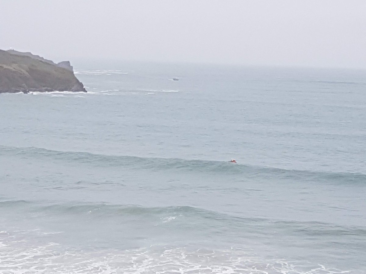 At 1440 our team &amp; <a href="/NewquayRNLI/">Newquay RNLI Lifeboats</a> were alerted following report of a surfer in difficulty near #GreatWesternBeach #Newquay 
One surfer located ashore who had made own way to safety.
Also in cove a dead seal &amp; some white flotsam that could be mistaken for surfer &amp; board