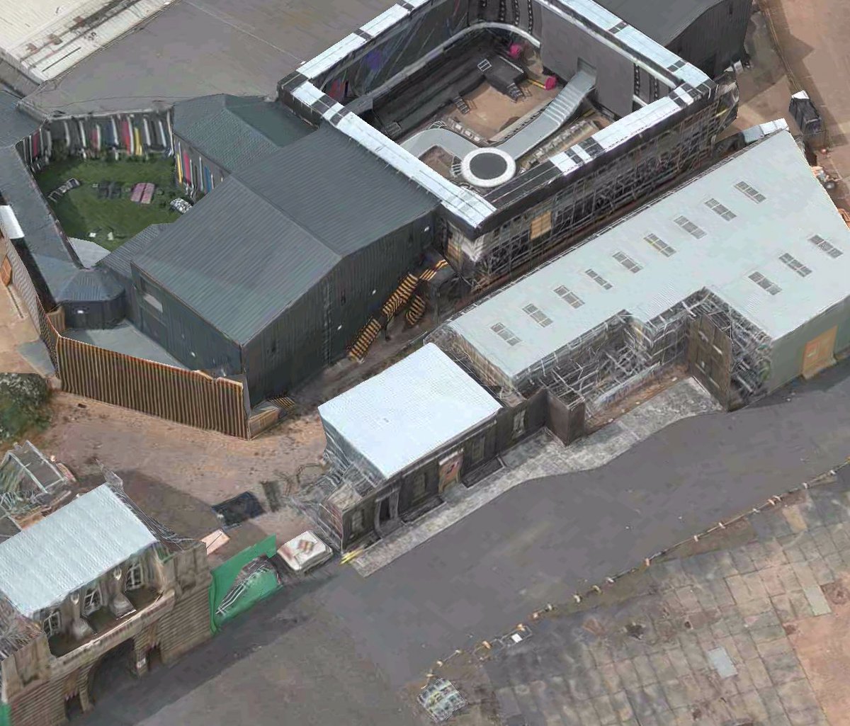 BBEuphoria's tweet image. A Sunday fun fact - @TheCrownNetflix is filmed right next door to the #BBUK house at @ElstreeStudios. @NetflixUK Please give our beloved show a home @BBUK #CBB