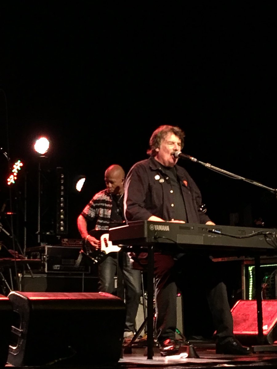 XtinaJones's tweet image. Amazing night at @burtoncummings at @CasinoNSHalifax with my favourites!! ❤️🎶🎹❤️  #secondrow #birthdayweekend #lovethem