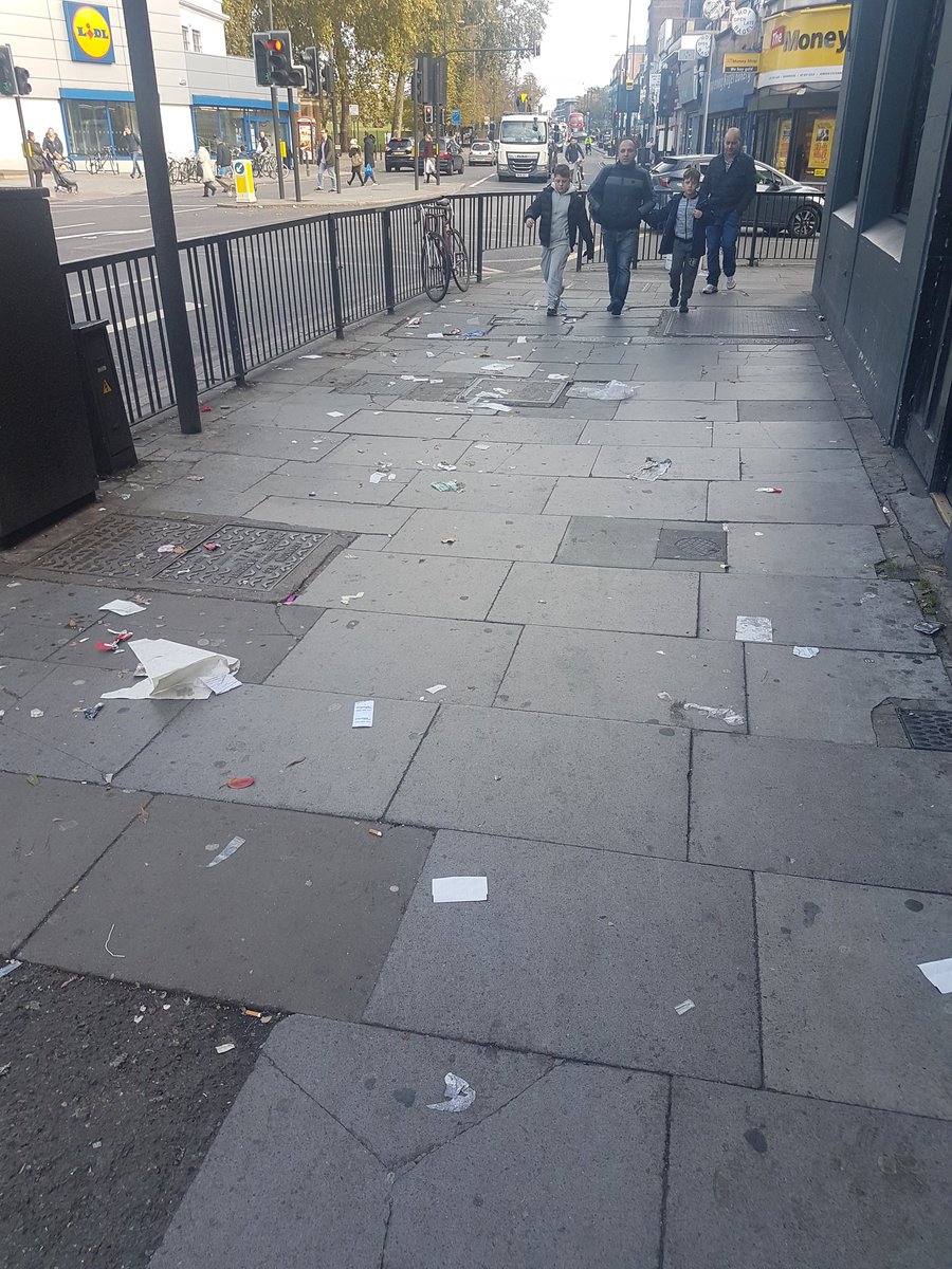 FinsburyUp's tweet photo. .@IslingtonBC @VeoliaUK a common sight on the streets of Finsbury Park. Is this acceptable to you? Why are businesses allowed to dispose of their waste like it has been flytipped? https://t.co/4J412RxVwd