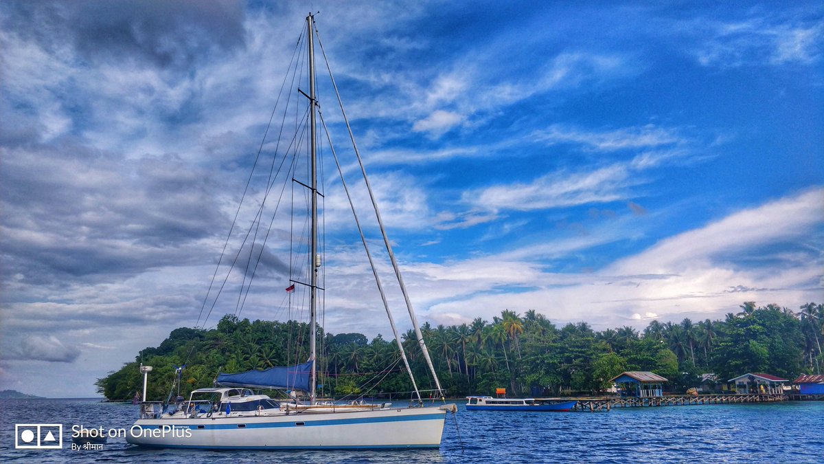 आसमान नहीं कैनवास खुला पड़ा था। एक अदृश्य हाथ ब्रश लिए आता था और एक नया रंग देकर चला जाता था।