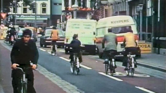 L'ENWB, l'association représentant les cyclistes créée en 1975 (auj.  @fietsersbond), est pourtant critique vis-à-vis de l'initiative du gouvernement. Elle trouve l'aménagement trop peu ambitieux, mais surtout trop coûteux pour envisager sa généralisation dans toutes le pays.