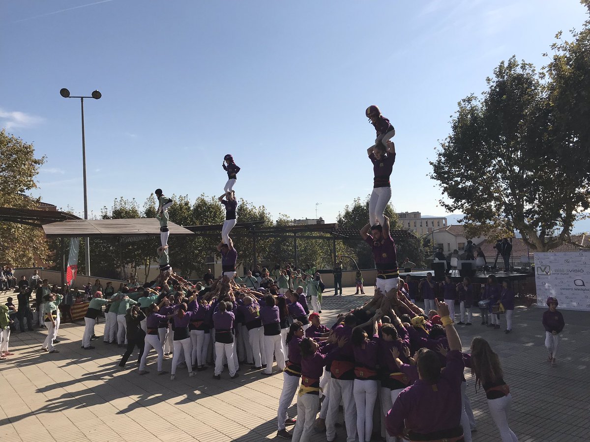 JordiSeguer's tweet photo. Aquest migdia som a la 3a Diada Castellera dels @manyacsparets amb @CastellerMollet i @picapolls a la plaça de la Vila #FemPoble #Parers #TotsSomParets https://t.co/zzgoQRmeAG