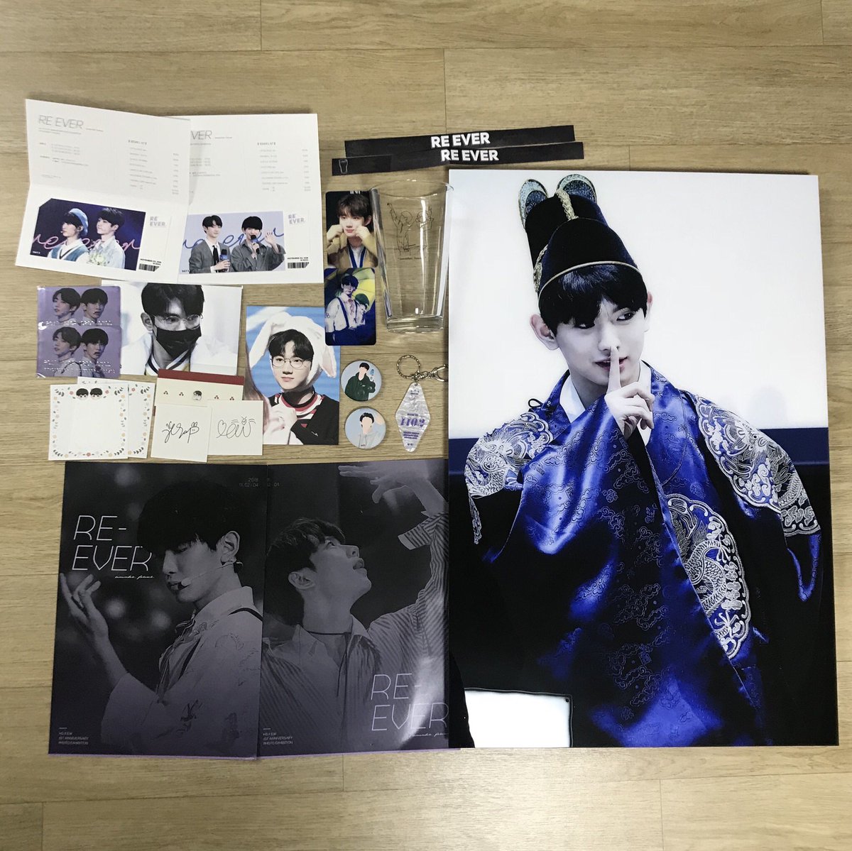 cwew0405's tweet photo. #REEVER_1102 
#형섭X의웅_1st_anniversary 

전시회 열어주신것도 너무 감사한데 친절하기까지하셔서 더 감사합니다😭😭
들숨에 재력을 얻으시고 날숨에 건강을 얻으세요🙏
액자 하나하나 너무 예뻐서 다 사고싶었어요...😂 https://t.co/VFfOUv3WDl