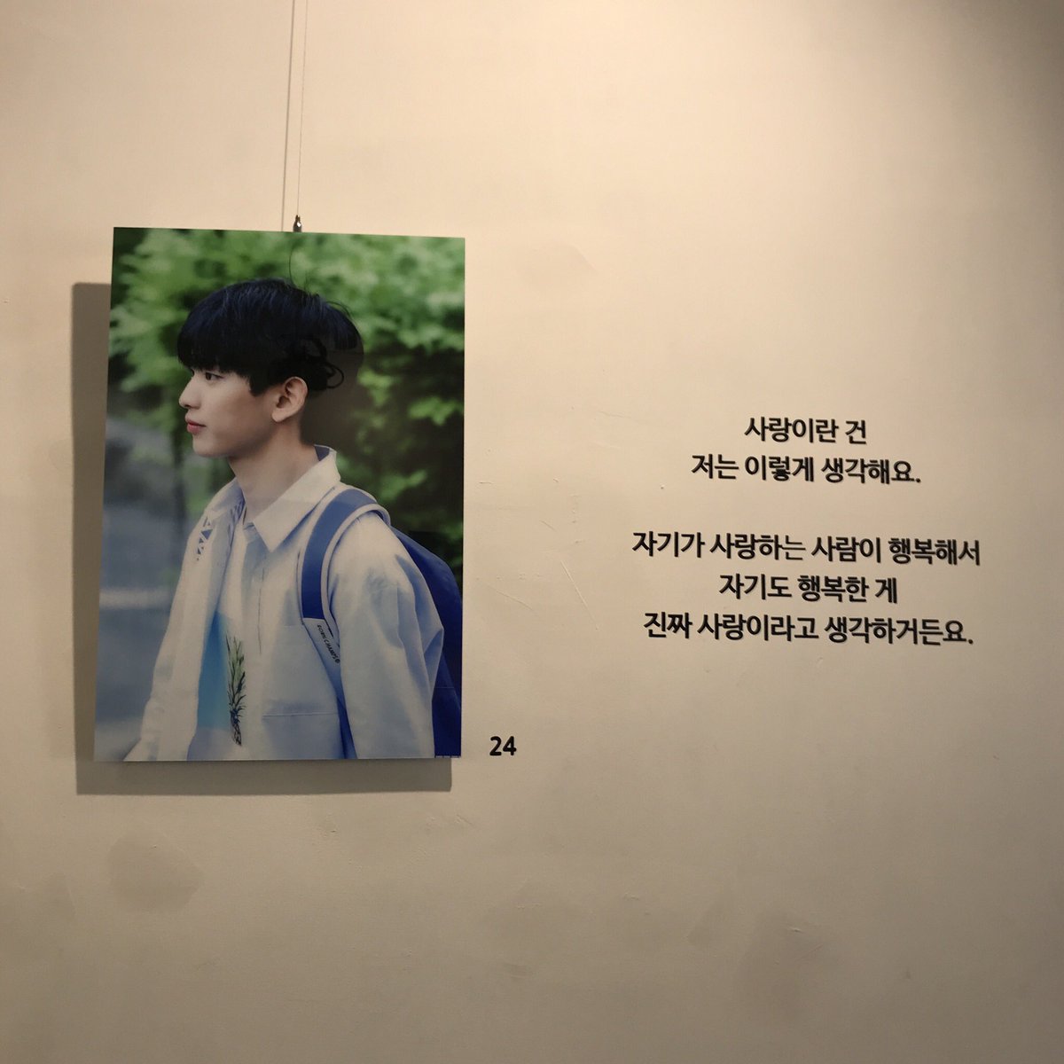cwew0405's tweet photo. #REEVER_1102 
#형섭X의웅_1st_anniversary 

전시회 열어주신것도 너무 감사한데 친절하기까지하셔서 더 감사합니다😭😭
들숨에 재력을 얻으시고 날숨에 건강을 얻으세요🙏
액자 하나하나 너무 예뻐서 다 사고싶었어요...😂 https://t.co/VFfOUv3WDl