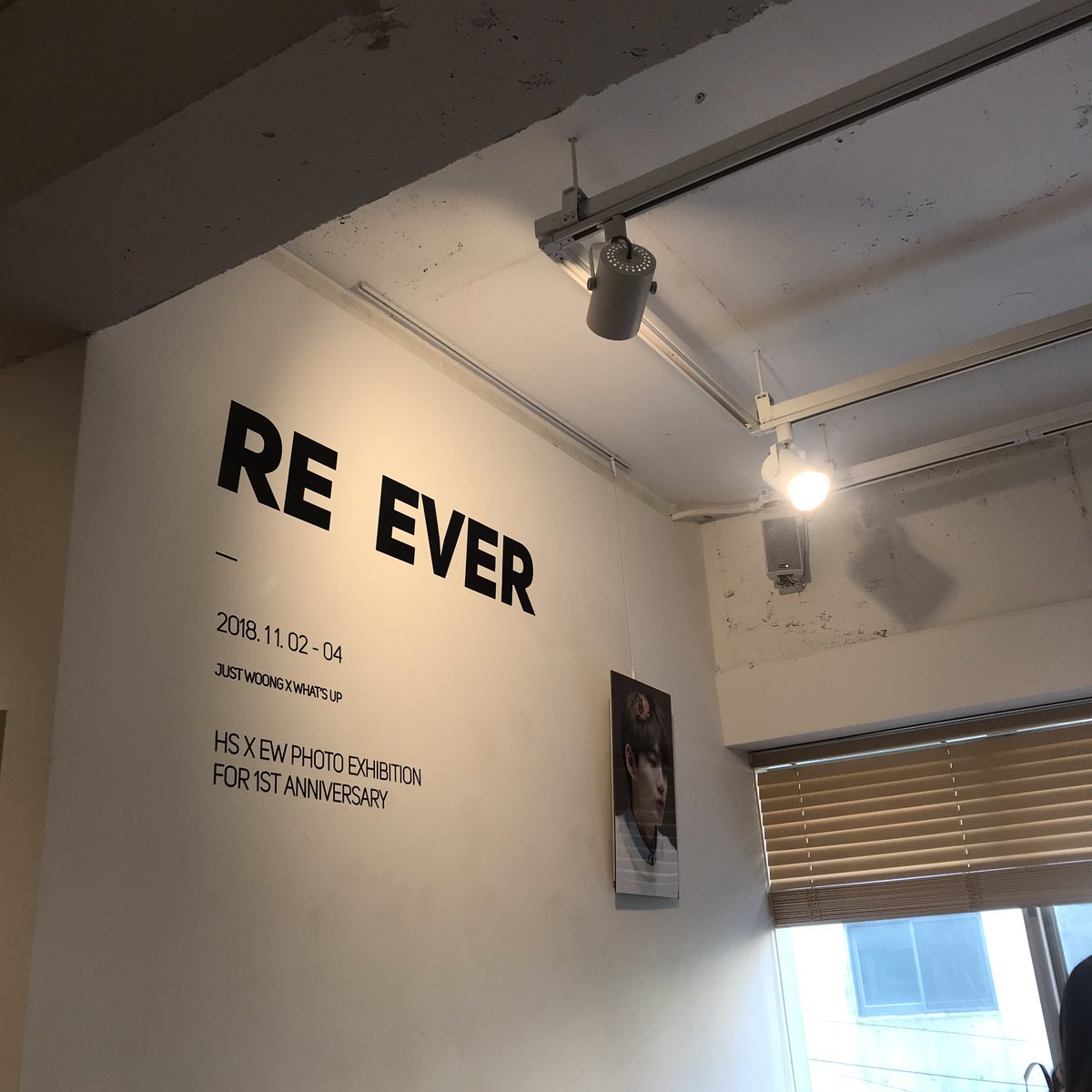 cwew0405's tweet photo. #REEVER_1102 
#형섭X의웅_1st_anniversary 

전시회 열어주신것도 너무 감사한데 친절하기까지하셔서 더 감사합니다😭😭
들숨에 재력을 얻으시고 날숨에 건강을 얻으세요🙏
액자 하나하나 너무 예뻐서 다 사고싶었어요...😂 https://t.co/VFfOUv3WDl