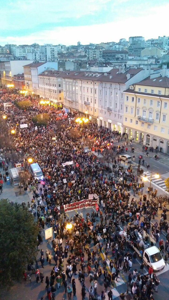 AnnaIrmaBattino's tweet photo. More than 5.000 people yesterday in #Trieste  for the "Let's get rid of the #fascisms!// Osvobodimo se fašizmov!" 
A festive demonstration, in opposition to the lugubrious gathering of #CasaPound that celebrating the end of the Great War in a nationalistic key.

#AntiFascista https://t.co/GVGx9muF3Y