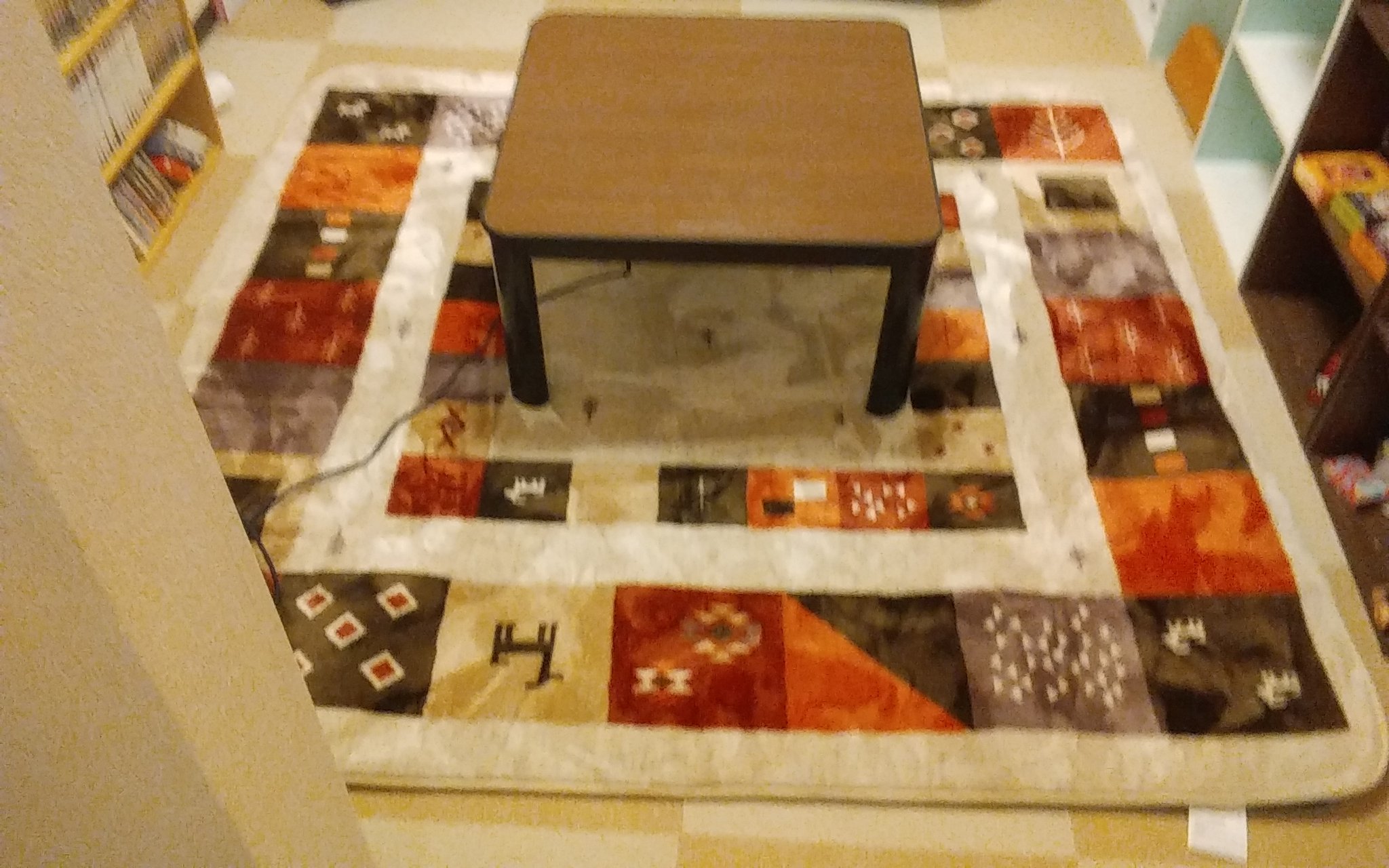画像 この前ニトリに行って買って来たコタツセット1枚目の画像ホットカーペットを敷き、その上にカーペットを敷いてコタツテーブルを置いている2