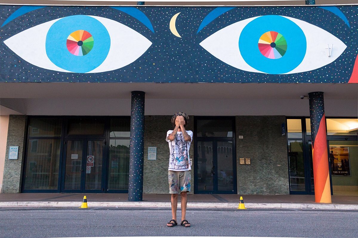 Siete mai stati alla stazione di Senigallia? L'opera Universe di Geometric bang accoglie tutti i viaggiatori. I due occhi disegnati accompagnano le persone che ogni giorno transitano lì. Occhi che guardano e che sono guardati...
Scopri l'opera bit.ly/universe-geome…

#streetart