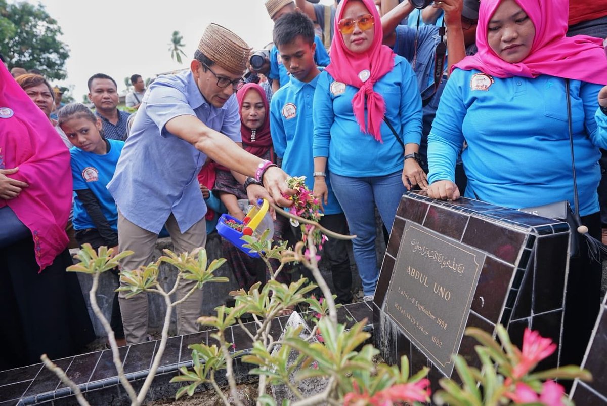 sandiuno's tweet photo. Pulang kampung ke Telaga, Gorontalo sekalian berziarah ke makam Opa dan Oma. https://t.co/M7xk6hssnQ