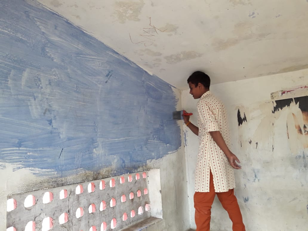 ishafoundation's tweet photo. When @IshaVidhya Coimbatore students found the bus-stop of their usual public bus route untidy & unusable, they took matters into their own hands and cleaned & painted it. A passer-by joined too. A stellar show of leading-by-example by the students towards #SwachhBharat. Bravo! https://t.co/ICVQUXMcL1