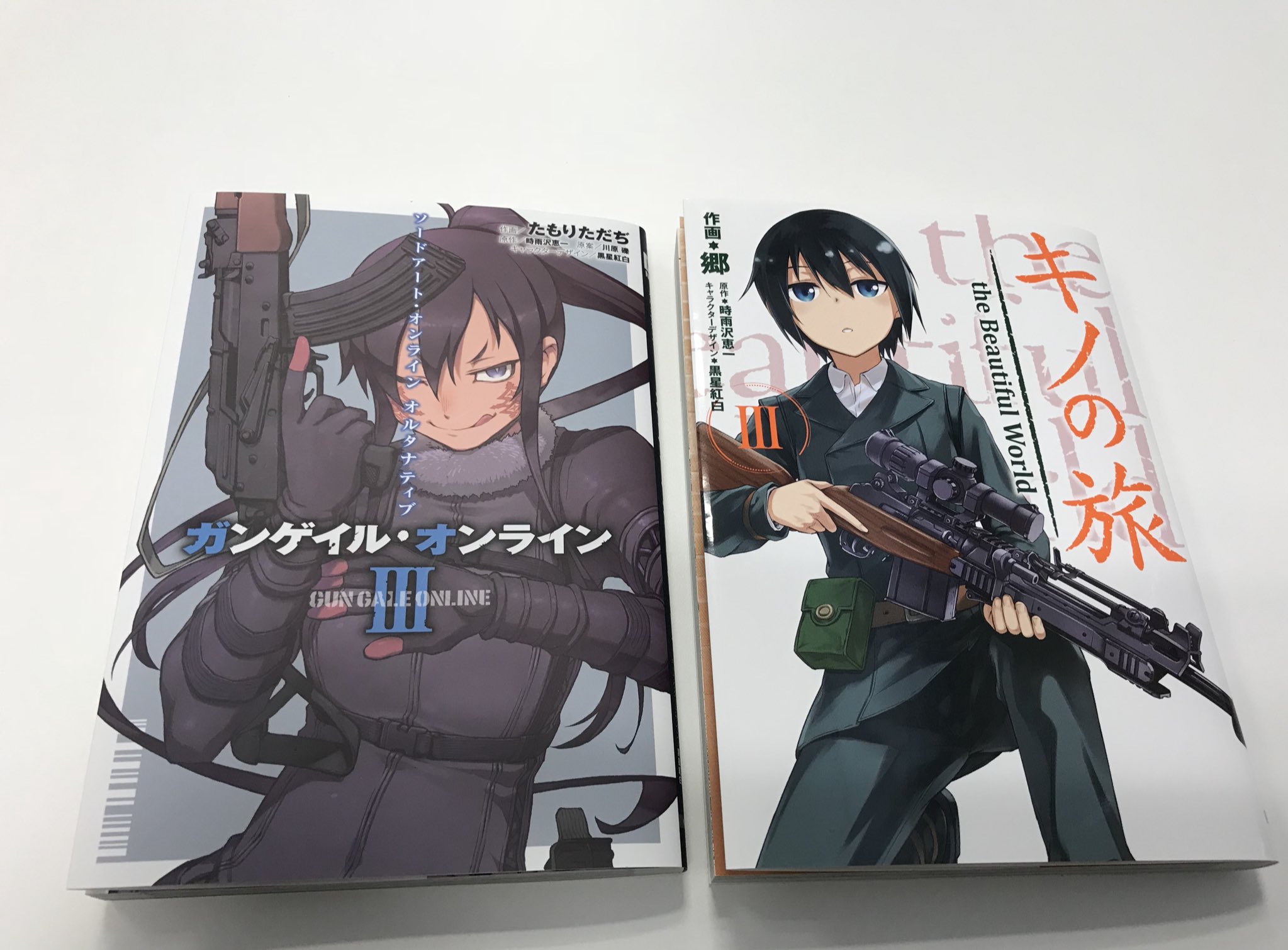 時雨沢恵一 今月10日 奇しくも共に出ます サンプル届いた 本屋でこうして並んでいたら ピト 装填完了 さーて キノ 遊んでばかりの時雨沢のケツを撃ちに行きますか とかアフレコしてみてください T Co Tmr9v7xiu9 Twitter