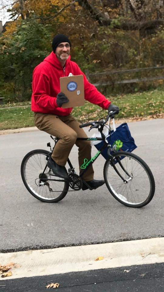 IEActionNetwork's tweet image. #yeswestillcanvass in Batavia, IL, CD 14. Mike learned we can talk to even more educators on the doors if we canvass by bike! 🚴🇺🇸☑️

#IEAVotes
#StrongerUnited