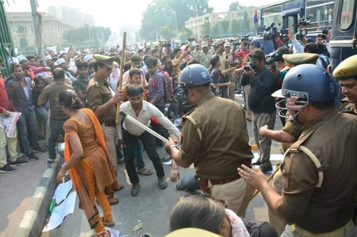 RAJIVKUMARPAL's tweet photo. HumanRightsCommission of India #NHRC and #UPHRC are sleeping  These bodies are for showcase From @UPGovt @Uppolice charged Lathis on #68500_Teachers_Recruitment  candidates, protesting for their rights @Uppolice brutality makes many bleeding, no one asked question from #UPPolice https://t.co/DxiWdgBiL8