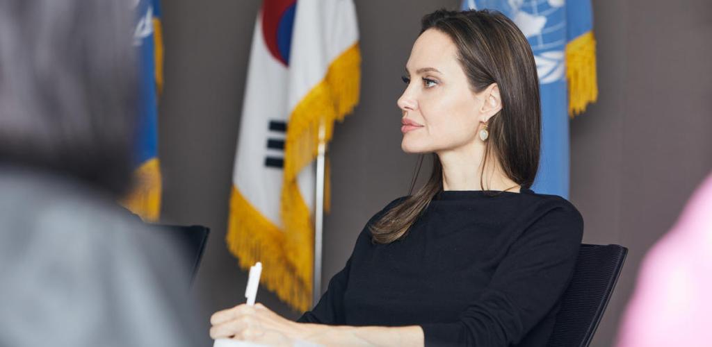 AngelinaJWeb's tweet photo. Angelina Jolie visiting South Korea in aid for the refugees from Yemen #AngelinaJolie #UNHCR #SouthKorea #Yemen https://t.co/BYTvqSUgwB https://t.co/bqwqAp5daa