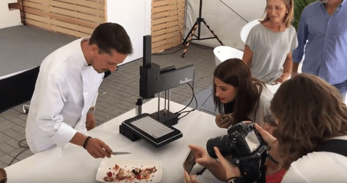 lacesindustria's tweet photo. Píldoras médicas con formas y sabores de frutas y dulces o pescado con formas más atractivas para los niños: #Galicia se lanza a la #impresión3D de alimentos de la mano de @exga3d https://t.co/N5szyjsClg https://t.co/SWm0cNY7on