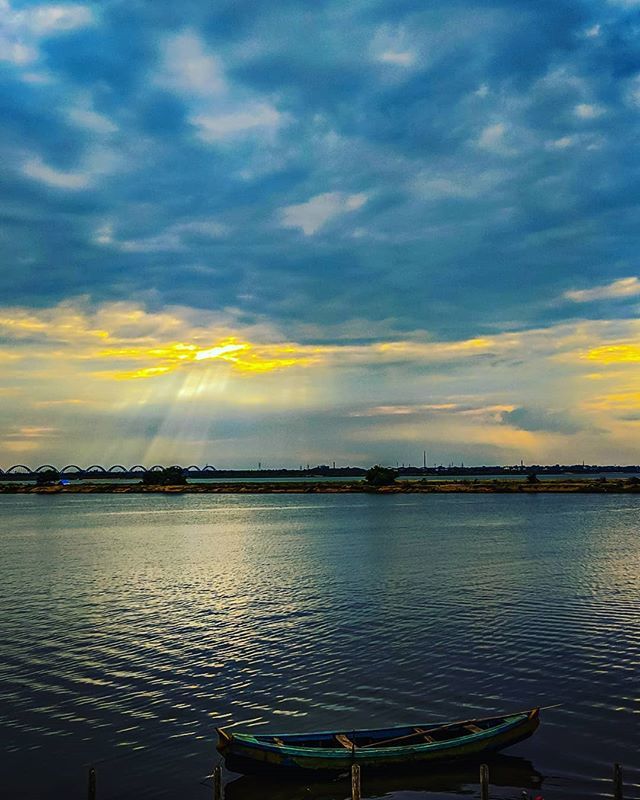 No caption
.
.
.
.
.
.
.
#agameoftones #godavari #river #boat #sunset #rays #photooftheday #photographylover #photographyislifee #justgoshoot #shotwithlove #teampixel #googlepixel2xl #heatercentral #xposuremag #ourplanetdaily #earthfocus #water #ravideva… ift.tt/2RyJhTx