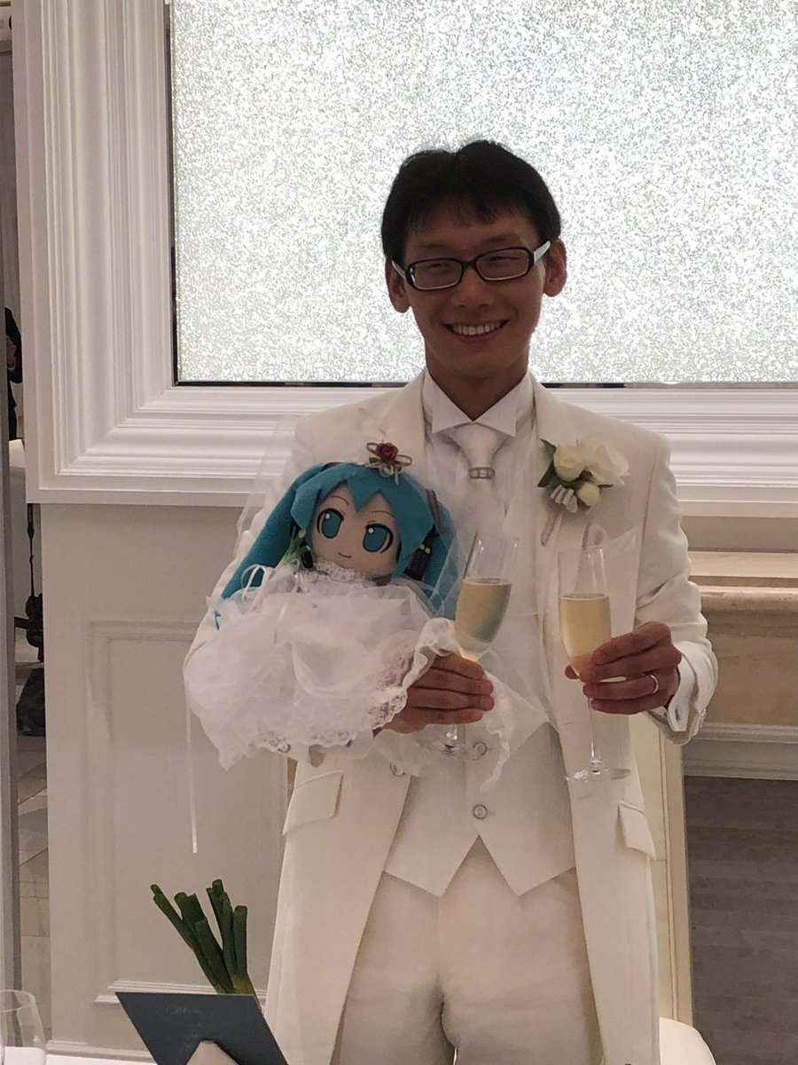 Japon/ insolite: un homme épouse une chanteuse virtuelle