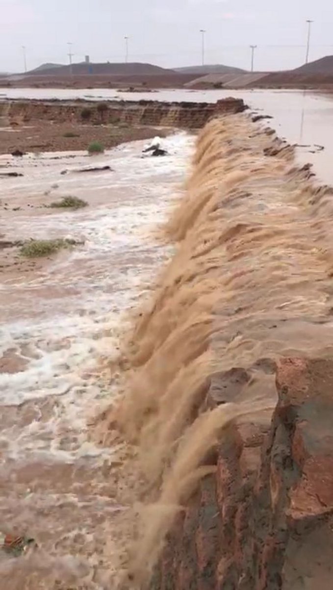 AJELNEWS24's tweet photo. #صور 🔴
.
.
هطول أمطار غزيرة على محافظات ومراكز شمال مدينة #الرياض، وجرى على إثرها عدد من الأودية أهمها وادي صلبوخ شمال العاصمة.
.
.
#أمطار_السعوديه
. https://t.co/78hrjW9I9f