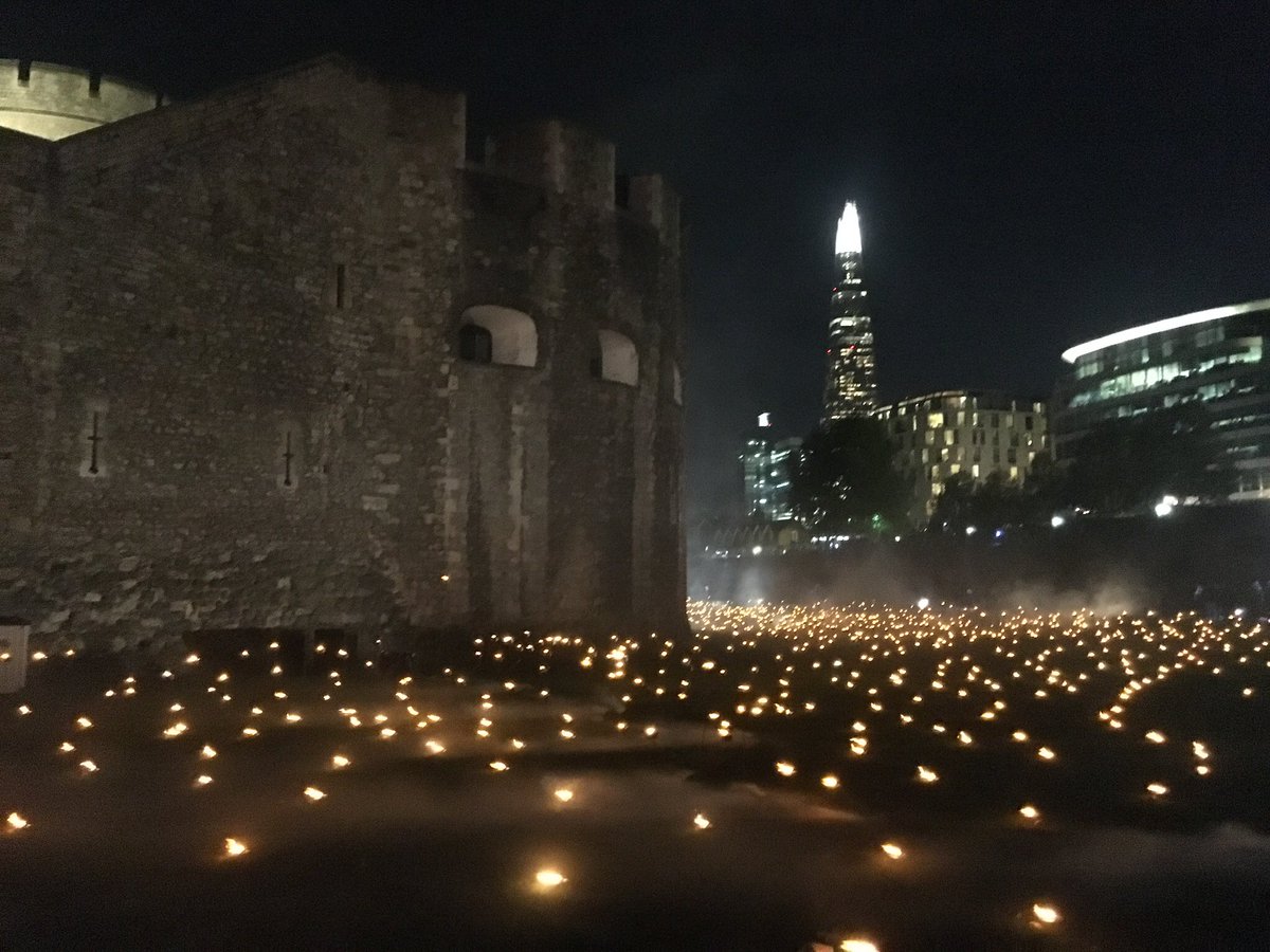 Echoes of 2014 as the #volunteer teams work hard  to get @TowerOfLondon Armistice 2018 Centenary event ready for tonight ... 
#BeyondtheDeepeningShadows, a light and sound Sculpture commences at 1700 (5pm) and fades out at 2100 (9pm) each evening till 11/11/18