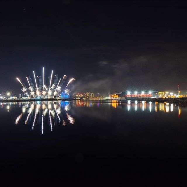 roosku's tweet photo. Smooth reflections of the Newham fireworks display and @excellondon in Royal Docks yesterday
#newhamfireworks #newham #eastlondon #reflections #fireworks #london #milleniummills #guyfawkes #newhamlondon #royaldocks #silvertown #bonfire #bonfirenight #phโฆ https://t.co/inzqjNO8mp https://t.co/yXZz8RG52W