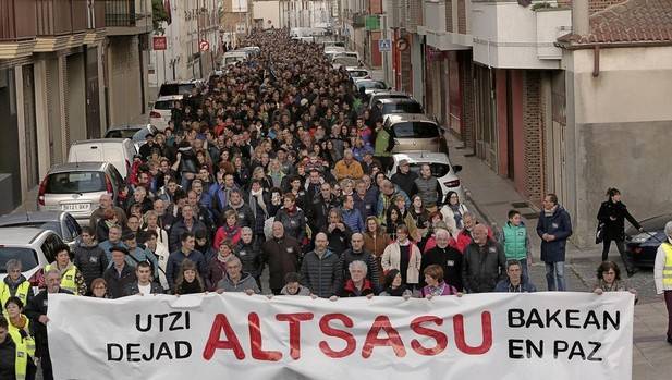 tomkucharz's tweet photo. Frente al odio, las mentiras y el nacionalismo español de la plataforma "España Ciudadana" (Cs, PP, Vox), apoyamos l@s vecin@s de #Altsasu que llevan décadas luchando por las libertades y la justicia. ¡Libertad para los jóvenes de Altsasu! #AltsasukoakASKE https://t.co/63L7vDQBby https://t.co/1n91nFMJ1g