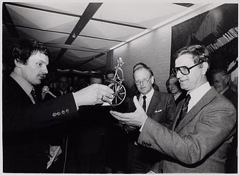 En septembre 1975, le ministre des Transports, Tjerk Westerterp, annonce à l'ouverture de la Chambre des députés néerlandais son intention de proposer aux villes de construire des voies cyclables expérimentales de démonstration. C'est le monsieur à droite sur la photo.
