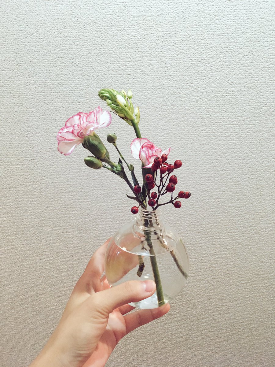 2018.11.04
書ききれなかったけど帰宅したら生花お届けサービスのBloomee LIFEさんからお花が届いててさらに嬉しかった。今日は全部良かったです。 