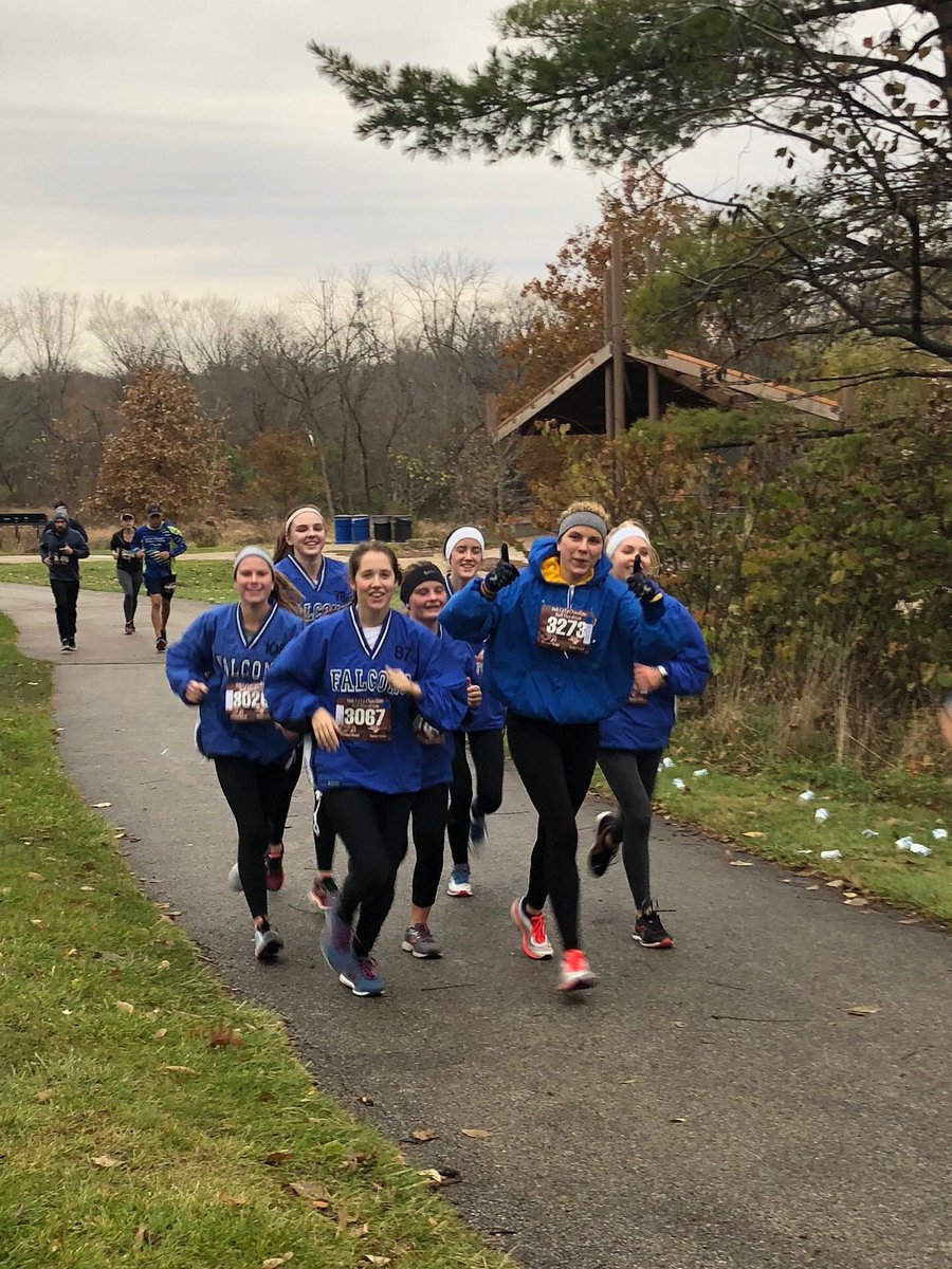 dreaquinn's tweet photo. So fun to watch these Falcon XC ladies run the Ooh La La Chocolate Half Marathon 🏃🏼‍♀️🏃🏼‍♀️🏃🏼‍♀️ Great job ladies! 👏🏻👏🏻👏🏻 ⁦@FalconXCTF⁩ https://t.co/i3jXZ9XOmW