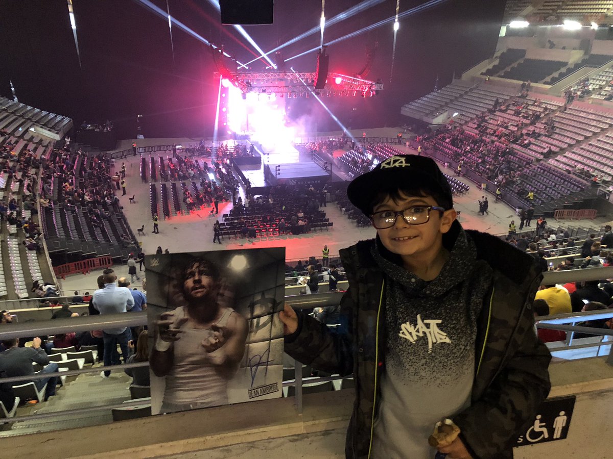 FMI8682's tweet photo. #WWEBarcelona. Mauro https://t.co/J0E68EMWMx