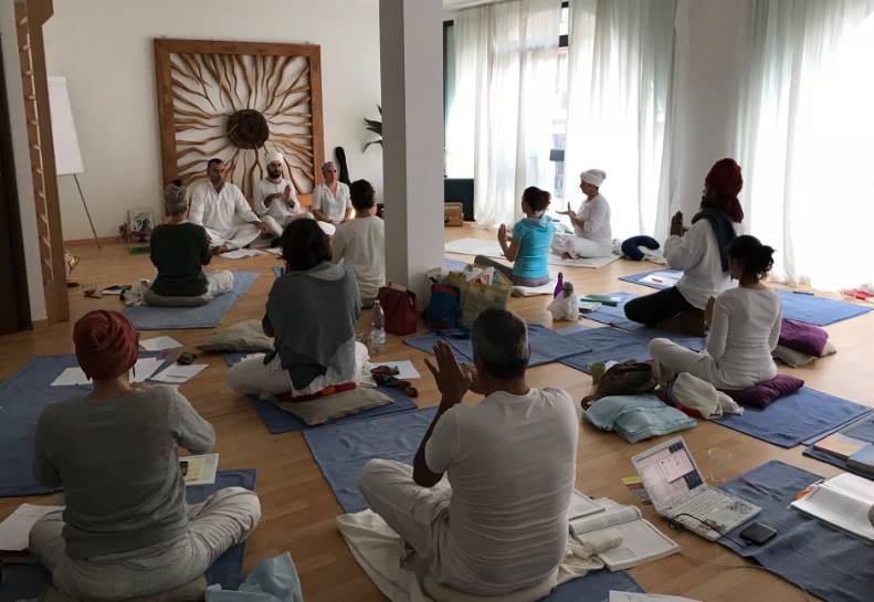Guryou's tweet photo. “Se vuoi imparare qualcosa, leggila. Se vuoi comprenderla, scrivila, se vuoi averne la maestria, insegnala.” #YogiBhajan
👉 Da se stessi al mondo, il potere del #KundaliniYoga
👉 https://t.co/phRPw4c9Nf
#InternetOfWellness #ramdass #Yoga #Meditazione https://t.co/BzJC1Pnywp