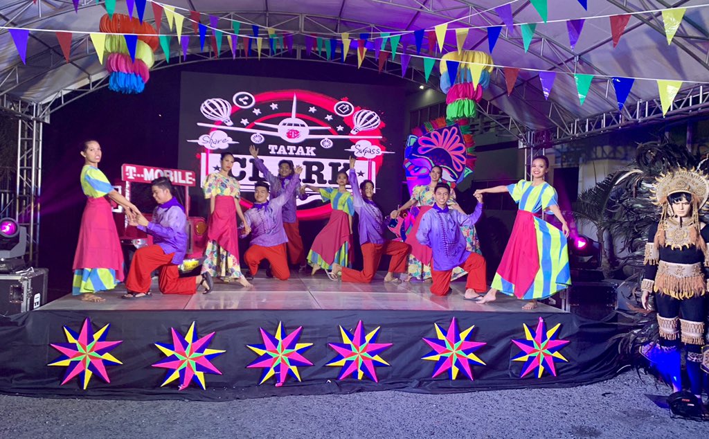 CallieField's tweet image. #TexTalks with the @OfficialAlorica Clark was amazing. This team truly loves Magenta! And by the way...they’re winning our customers’ hearts and minds. 💗🙌🏼