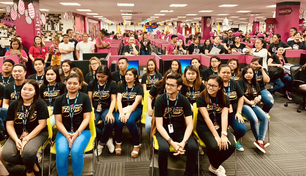 CallieField's tweet image. #TexTalks with the @OfficialAlorica Clark was amazing. This team truly loves Magenta! And by the way...they’re winning our customers’ hearts and minds. 💗🙌🏼