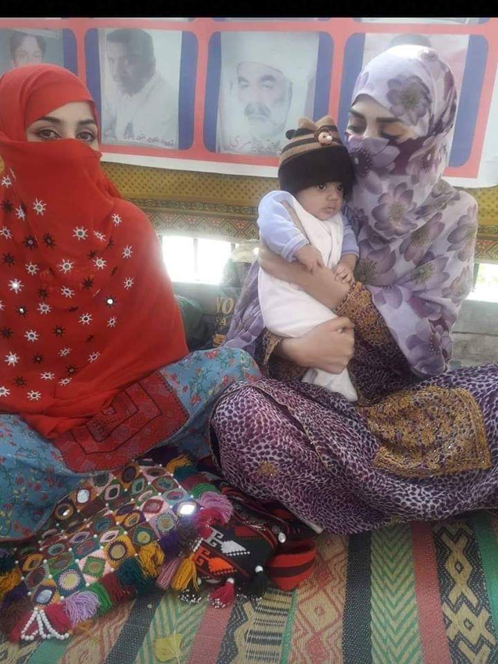 MustafaPashtun's tweet photo. یہ جنگ زدہ  بلوچ بچے اس دنیا میں آنکھ کھولنے کے بعد اپنی عمر سے کٸی گنا بڑے بوجھ لیے   اپنے پیاروں کی تلاش میں پریس کلب پہنچ جاتے ھیں ۔۔۔
#Save_Missing_Persons 
@sanaejaz2 @a_baittani @AzadQabayel @HamidMandokhail https://t.co/t1lK52fTQv