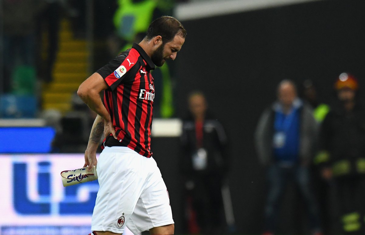 Higuaín se marcha lesionado.