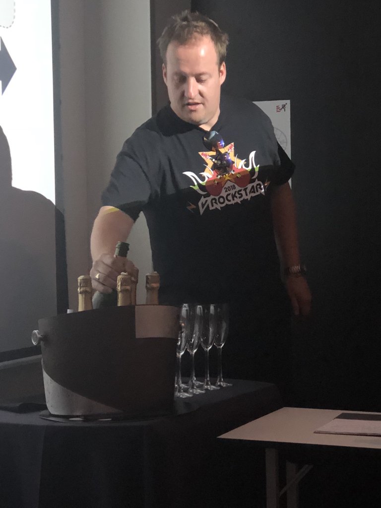 mbroeken's tweet photo. Seems we need Cava to get a technology deep dive 

#vRetreat #VMworld18 #vRockstar https://t.co/UsE2pwU4x8