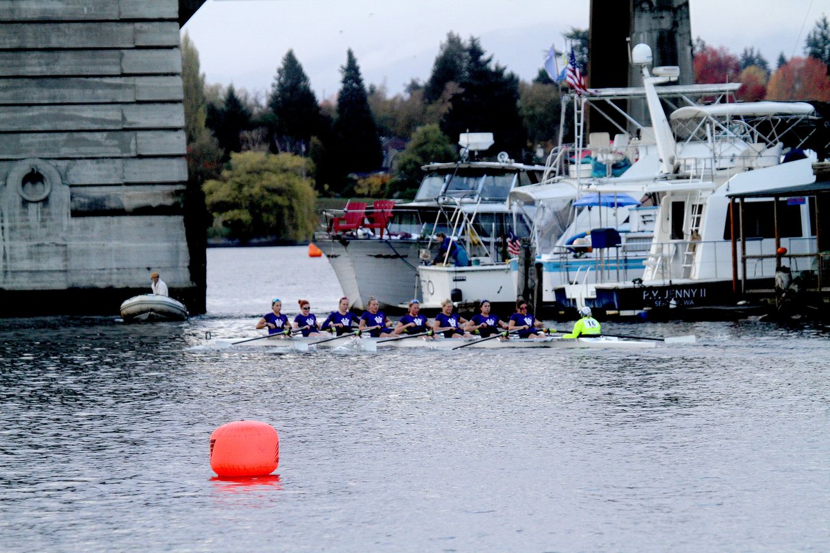 UW_Rowing's tweet image. Here are the UW women's and men's varsity eights, each of them winners in their races today at the Head of the Lake. #2018HOTL 

#RowingU // #RowTownUSA