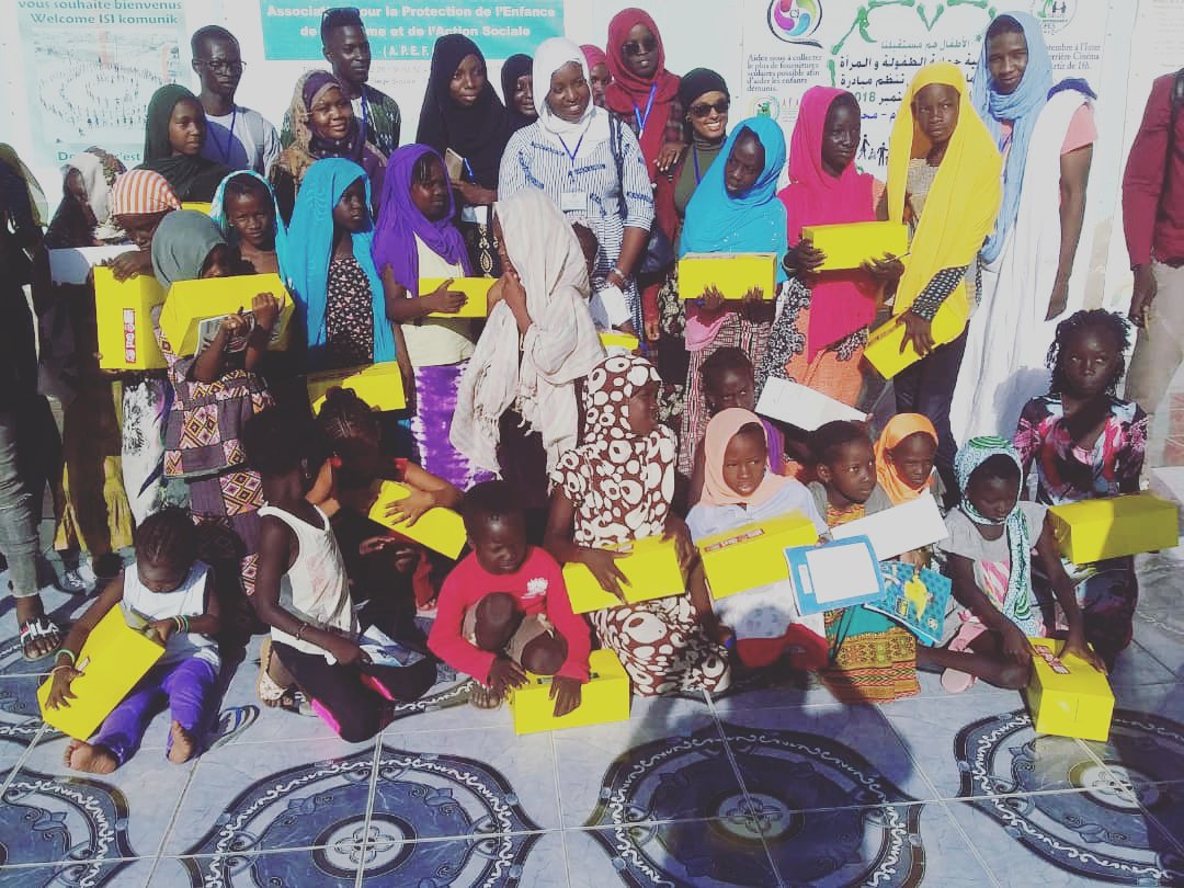 apefas's tweet photo. Apefas tenais vraiment a remercié l'association bella d'avoir effectué le déplacement pour offrir des jouets aux enfants d'Apefas et aussi durant leurs visites ils ont eu a distribué des denrées alimentaires dans certains Cartier a des familles démunis merci https://t.co/s4PsPQmf37