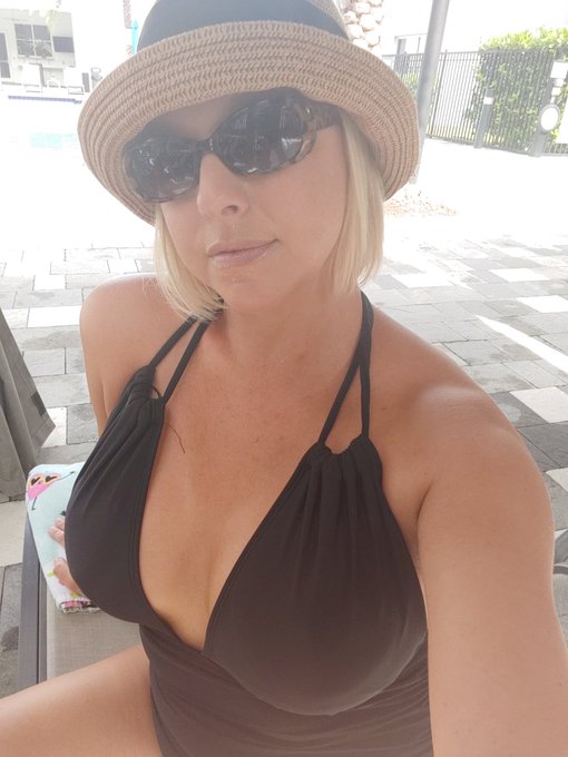 It's pool time!🌴 https://t.co/Fg4g9SQmBx<a href="/tag/momcomesfirst"class="tags"><span>#momcomesfirst</span></a>