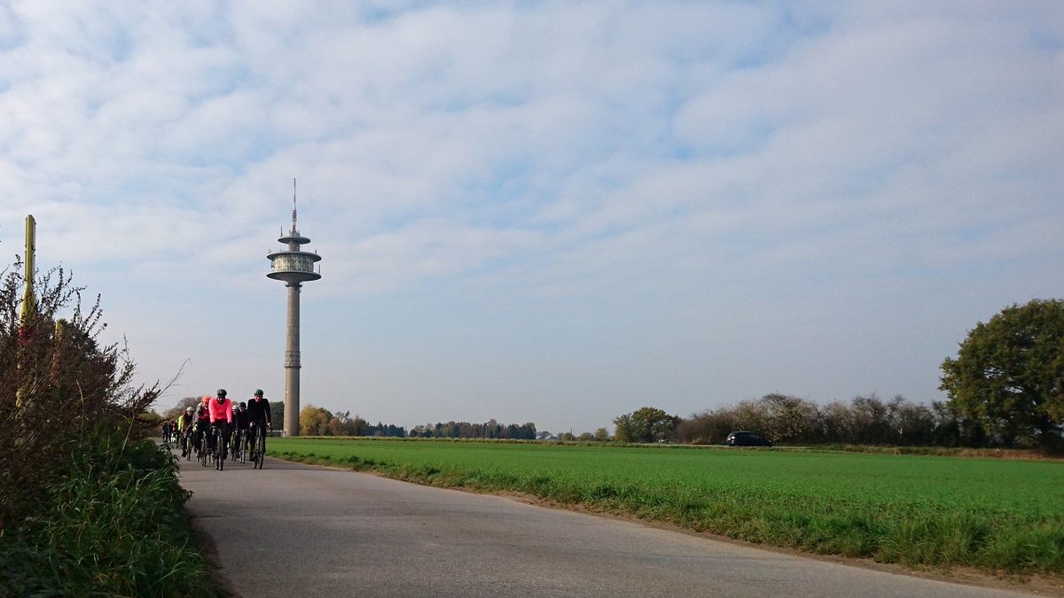 Fünfundsiebzig Kilometer Spaß und gute Laune: die #winterschlampenparade ist zurück. Jeden Sonntag um 11. Rheinterrassen Düsseldorf. 
#biehlercycling #genesisbikes #wahooligan #panaracer #sram #rennrad