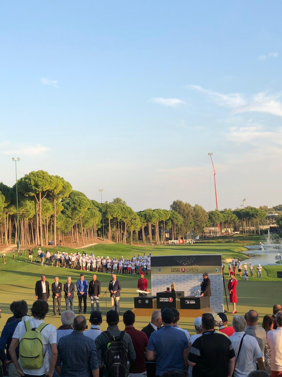 Antalya Belek'te gerçekleştirilen #TurkishAirlinesOpen Golf Turnuvası ödül törenindeyiz. Şampiyonayı kazanan #JustinRose 'u tebrik ediyorum. Gelecek yıl görüşmek üzere, See you next year! <a href="/JustinRose99/">Justin ROSE</a> ⛳🏌️‍♂️🏆👏👏👏

<a href="/MevlutCavusoglu/">Mevlüt Çavuşoğlu</a> <a href="/kasapoglu/">Dr. Mehmet Kasapoğlu</a> <a href="/menderesturel/">Menderes Türel</a> <a href="/munirkaraloglu/">Münir Karaloğlu</a>