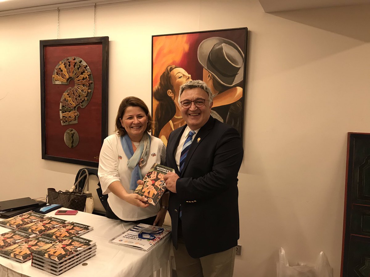 kordonrotary's tweet photo. Gündoğdu Rotary Kulübü ev sahipliğinde düzenlenen Halkla İlişkiler Seminerine katıldık. Polio plus yararına satışa sunduğumuz kitaplarımızı da standımızda sattık #endpolionow #rotarianinaction #2440rotary #betheinspiration https://t.co/k9LTIkbAOi