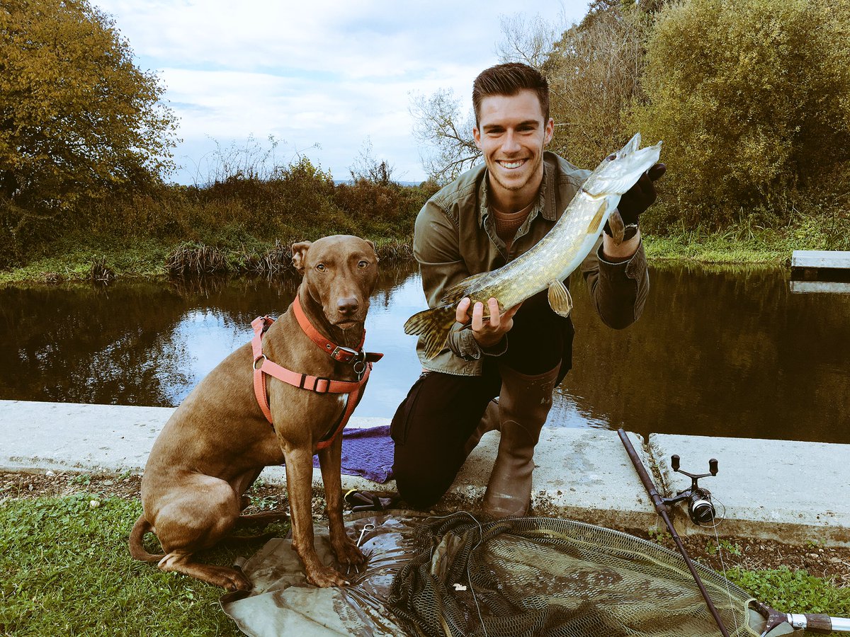 Go on the boy! Dog walk, fishing trip and country pub lunch with the gang 💪🏽👏🏽 #strongsunday #dogwalk #fishing #pike #rivermedway #sundayroast