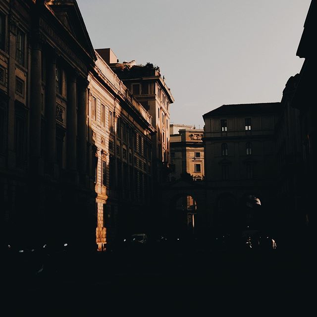 alesapo's tweet photo. Sun and Shadow⠀
.⠀
.⠀
.⠀
#colours #milano #milan #town #palace #streetphotography #urbanphotography #italy #italia #fujifilm #fujifilmitalia #xf23mm #35mm #lightroom #VSCO #vscoX https://t.co/7HJSYcMmZq https://t.co/d13buIj7mt
