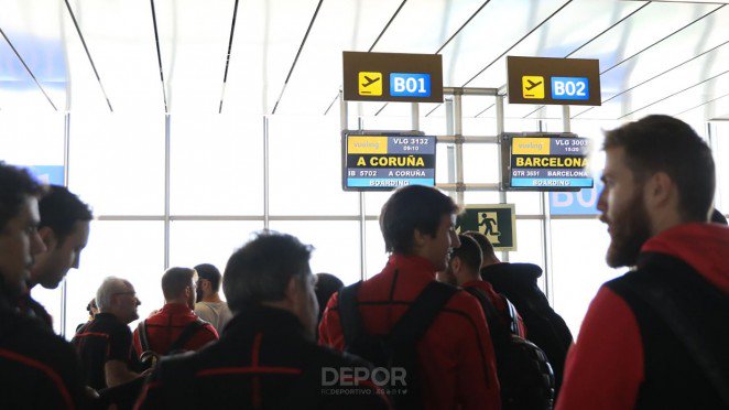 Los jugadores del Dépor, en el aeropuerto (Foto: RCD).