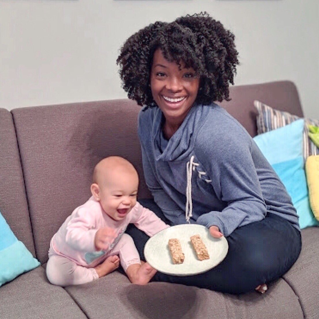 gabeflowers's tweet photo. These new @nestletollhouse Simply Delicious Snack Bars are so good, even babygirl wants a bite. They’re made with real high quality ingredients, so I don’t feel bad about snacking. Get you some today! #ad #SnackSimply #CuteMoment #MommyAndMe #GabeBabeTV https://t.co/dO7EkWomeI