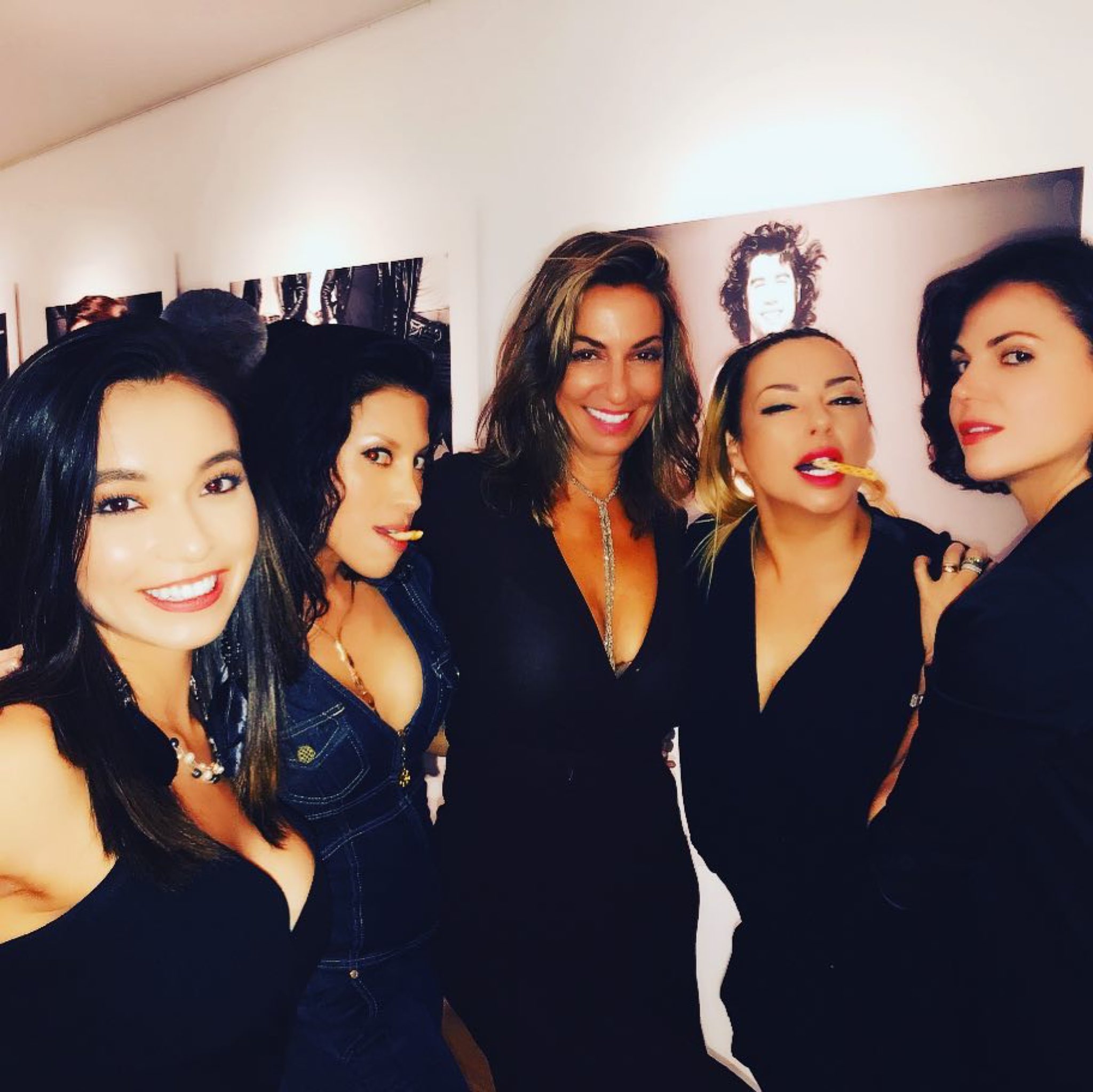 Lana Parrilla News on X: Smoking cigars smoking hot 🕺🏿👠❤️🔥🔥🔥at the  FABULOUS ROCKnROLL EXHIBITION @normanseeff @antoinette.peragine  @jendorogi @lparrilla exhibition photography shoot rocknroll 📸:  thelucianacaporaso IG t.co ...